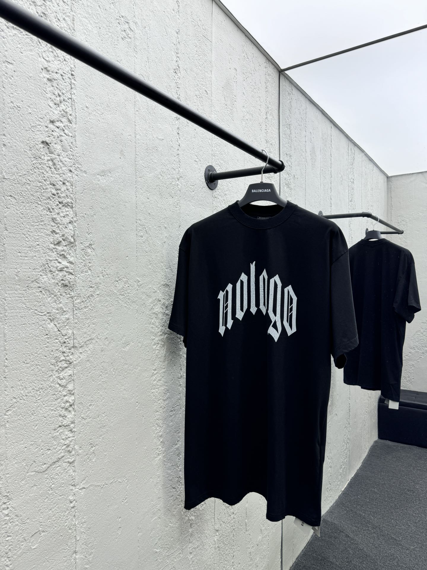 T-Shirt mit Graffiti-Print, Lochmuster und ohne Logo