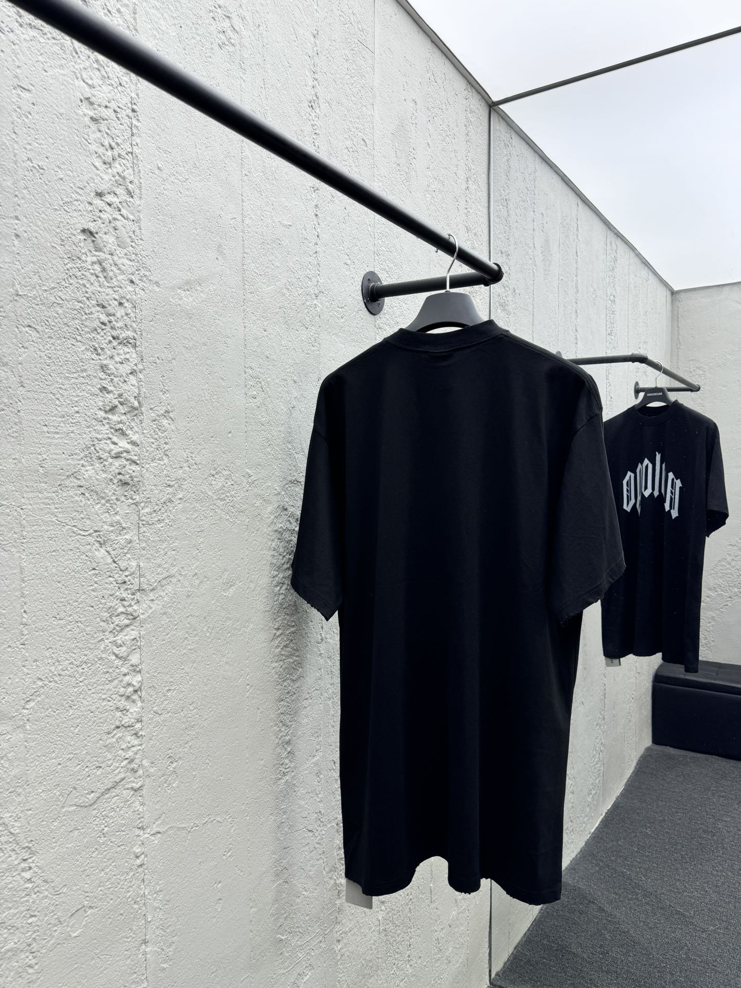 T-Shirt mit Graffiti-Print, Lochmuster und ohne Logo