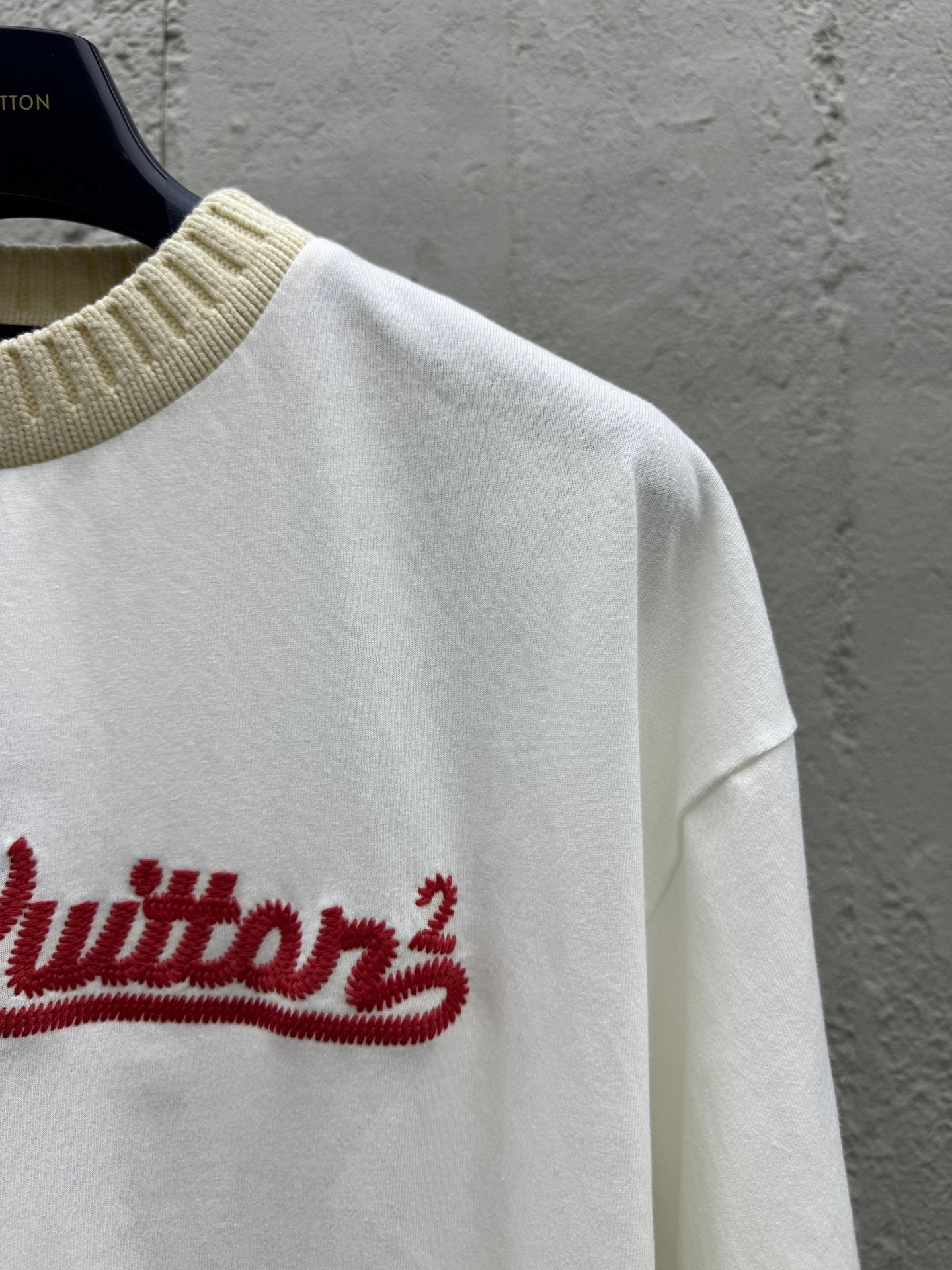 Camiseta de punto de manga corta con bordado conjunto.