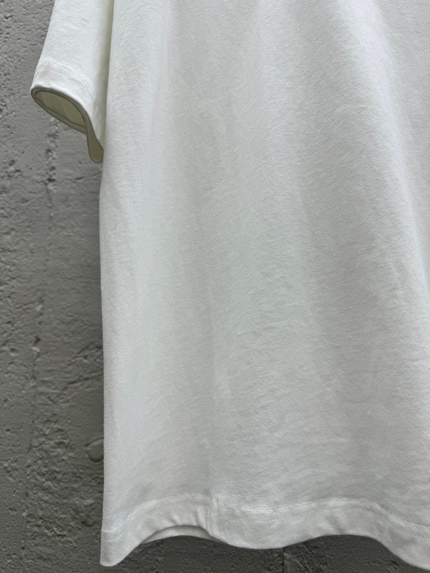 Camiseta de punto de manga corta con bordado conjunto.