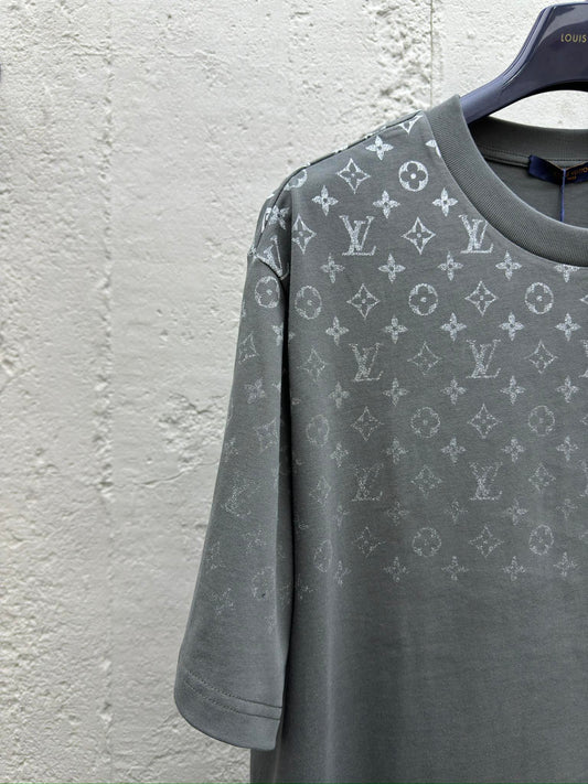 Manga corta con estampado degradado integral.