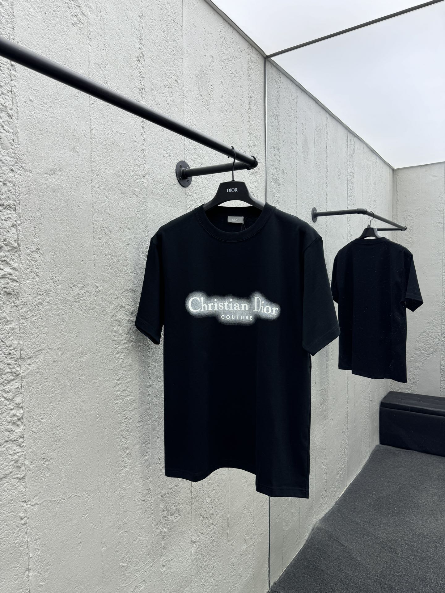 Fluoreszierende Kurzarmshirts mit Aufdruck.