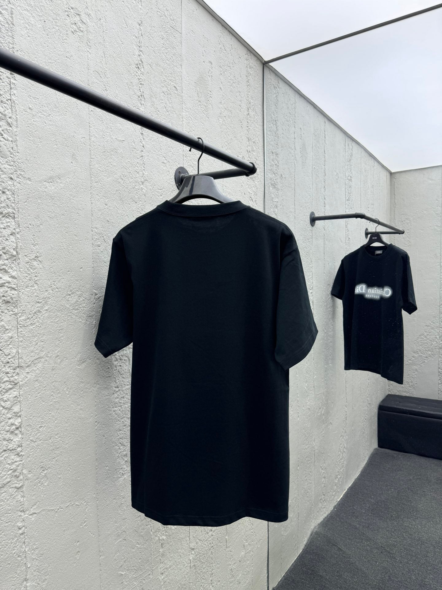 Fluoreszierende Kurzarmshirts mit Aufdruck.