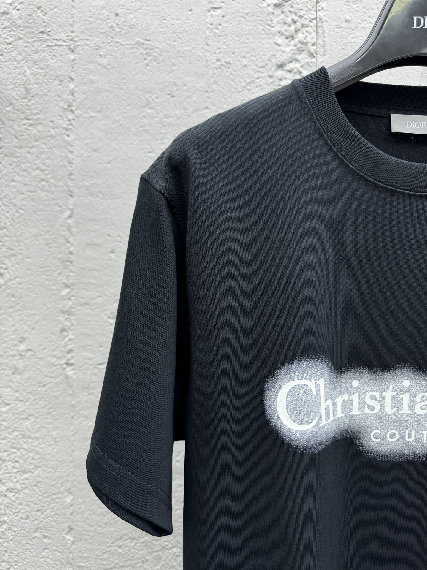 Fluoreszierende Kurzarmshirts mit Aufdruck.