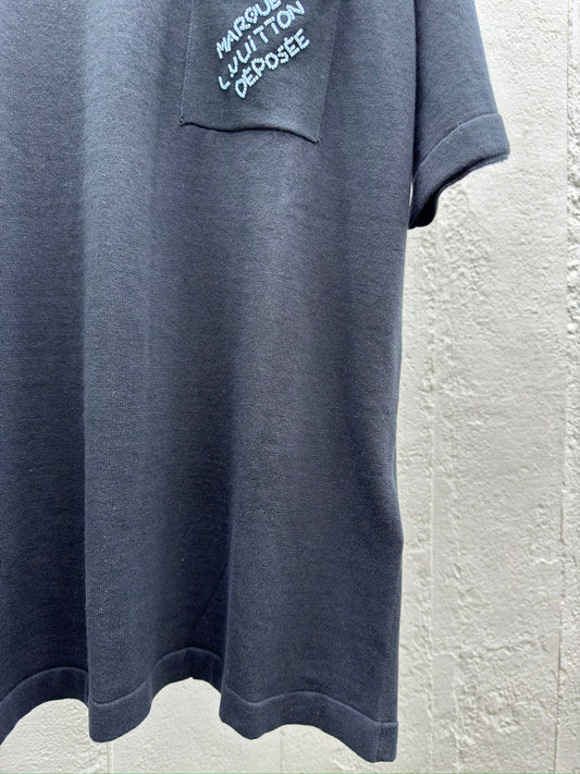 Bolsillo en el pecho, bordado con cuentas, mangas cortas.