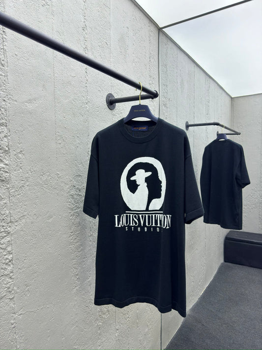 Retrato en blanco y negro, manga corta.