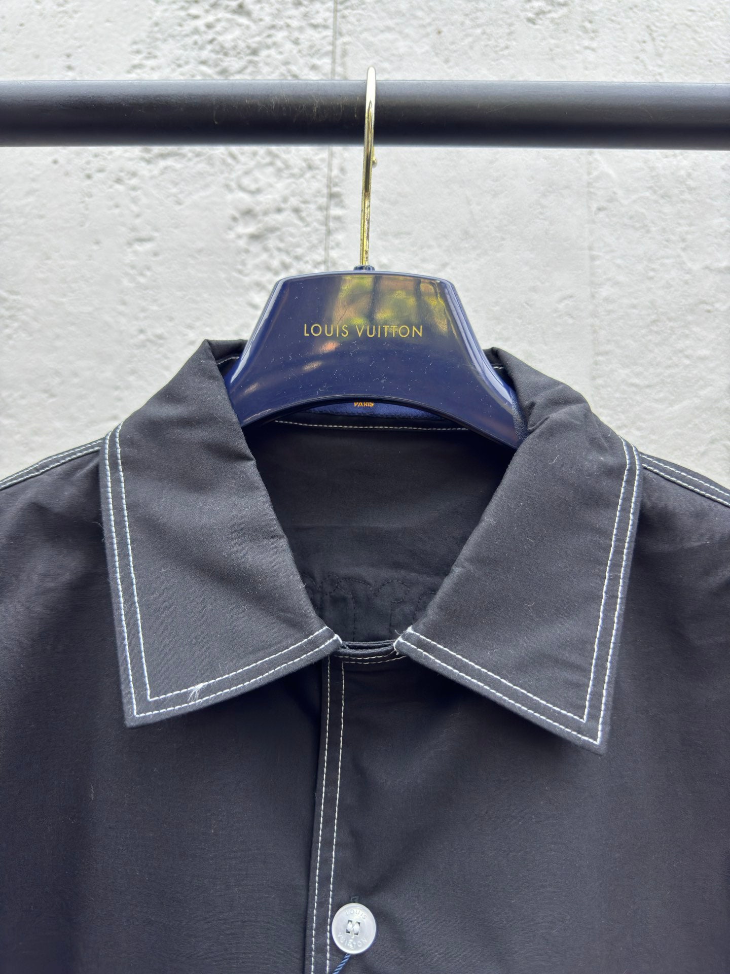 Neuer, mit Würfelmotiven bestickter Baumwollstoff