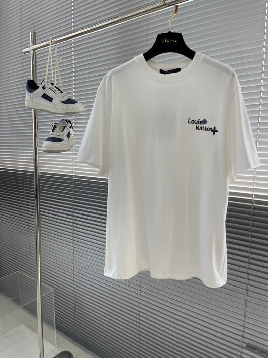 Camiseta con logo en el pecho.