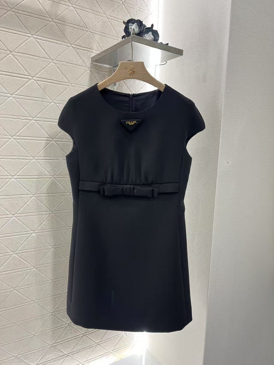 Kleid mit Schleife und kurzen Ärmeln