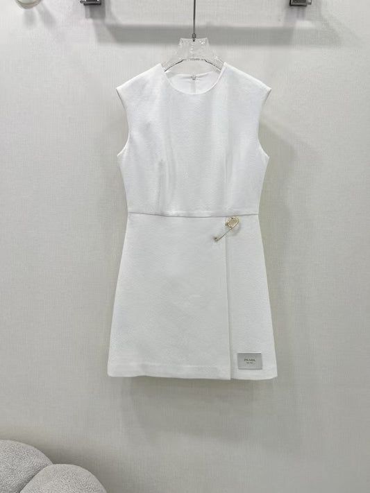 Ärmelloses Kleid mit Sicherheitsnadel-Detail im neuen Stil