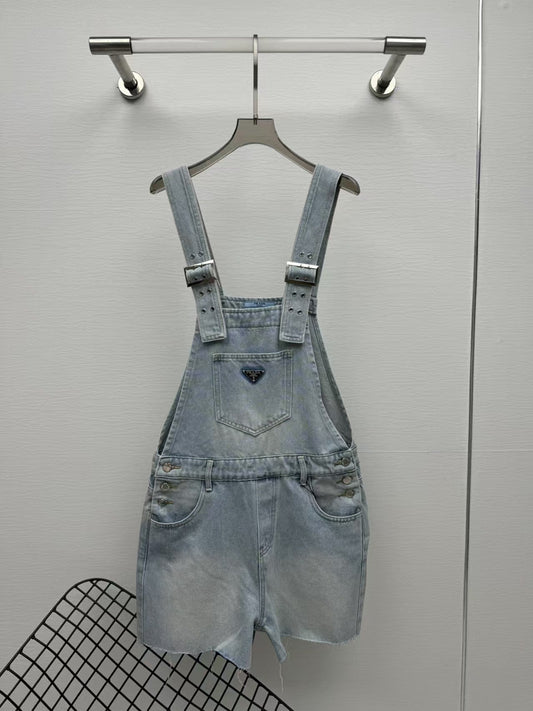 blaue Jeans-Latzhose in lockerer Passform