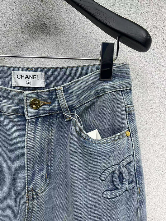 Jeanshose mit geprägtem Logo auf der Tasche