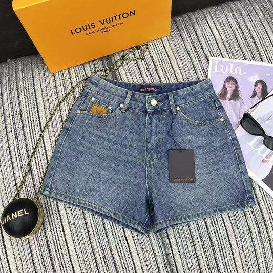 Jeansshorts mit bestickter Briefentasche