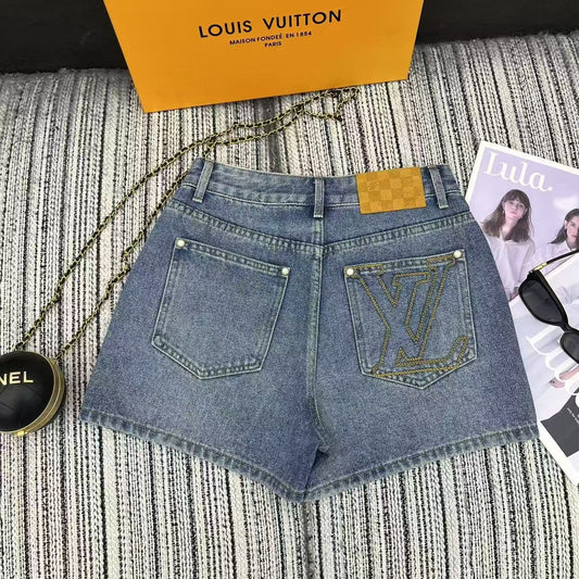 Jeansshorts mit bestickter Briefentasche