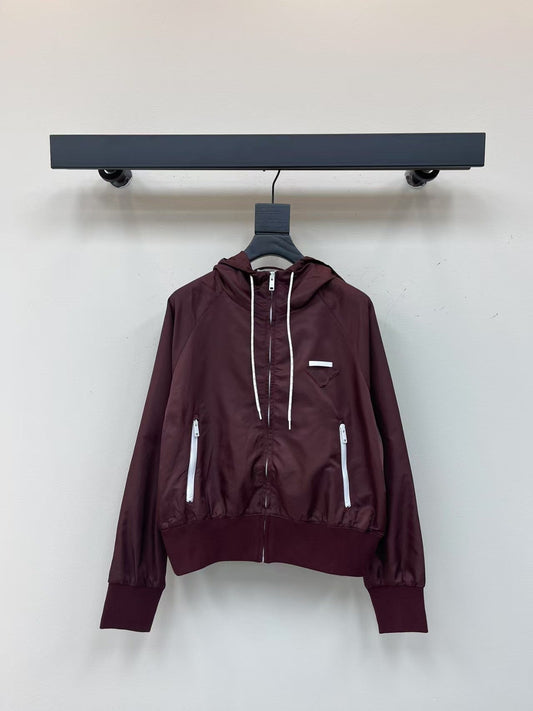 Leichte, kurz geschnittene Kapuzenjacke mit Dreieckslogo