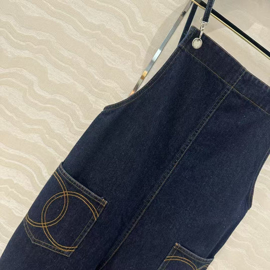 Blauer Jumpsuit mit Hosenträgern im einheimischen Stil