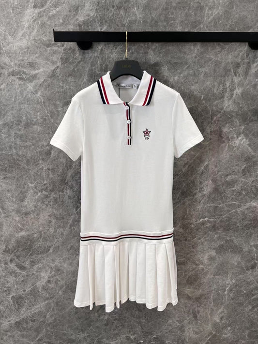 Klassisches, adrettes Kleid mit Revers und Falten