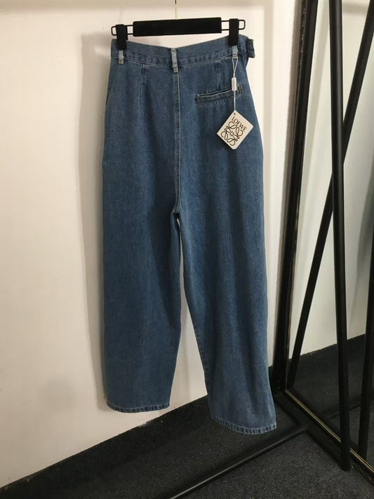 Jeans mit Bügelfaltenbund und weitem Bein