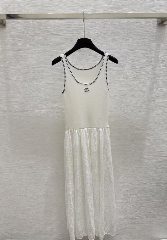 Neues, rundhalsiges, gestricktes Westenkleid