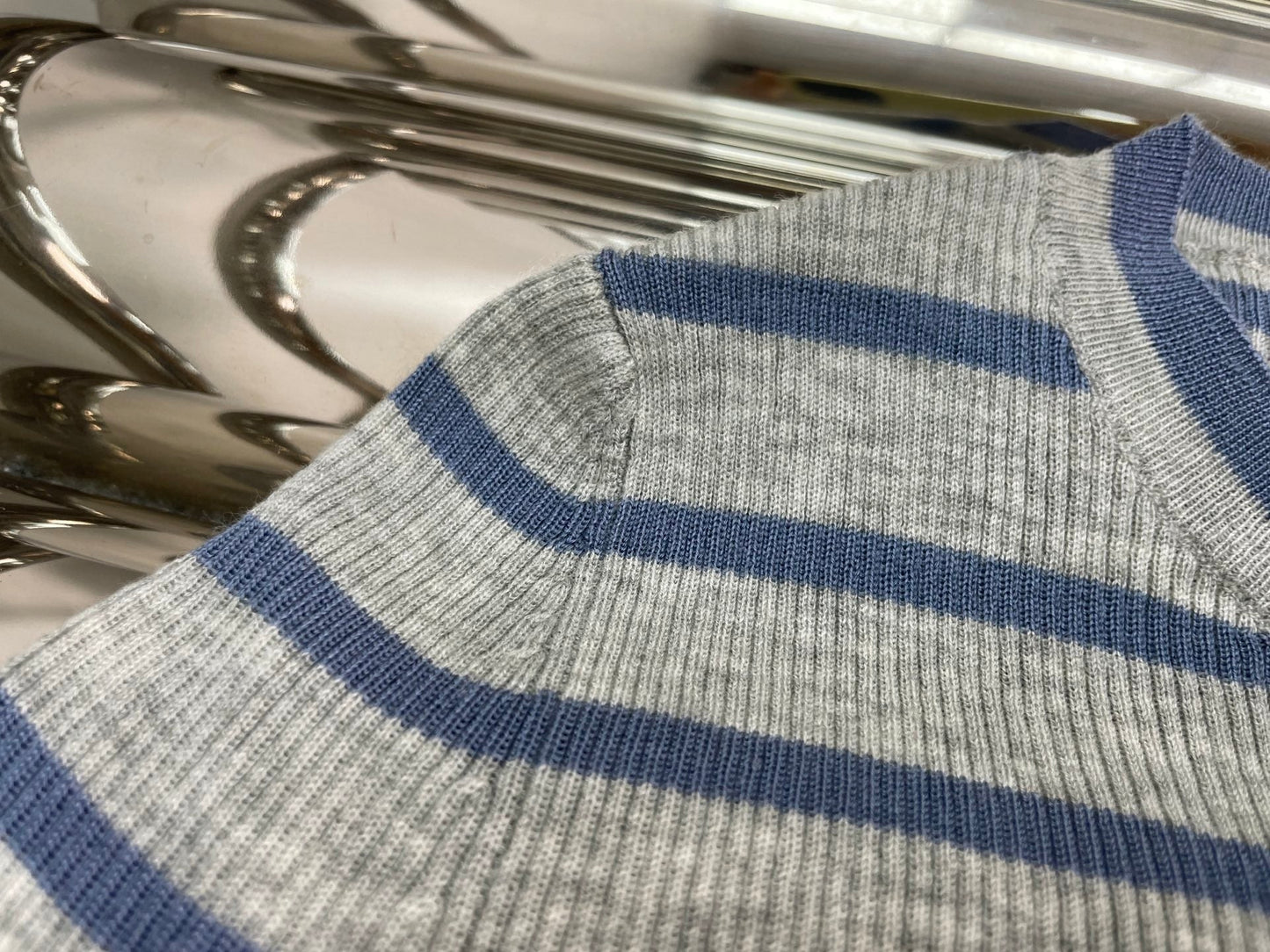 Gestreiftes, kurzärmeliges Strickoberteil
