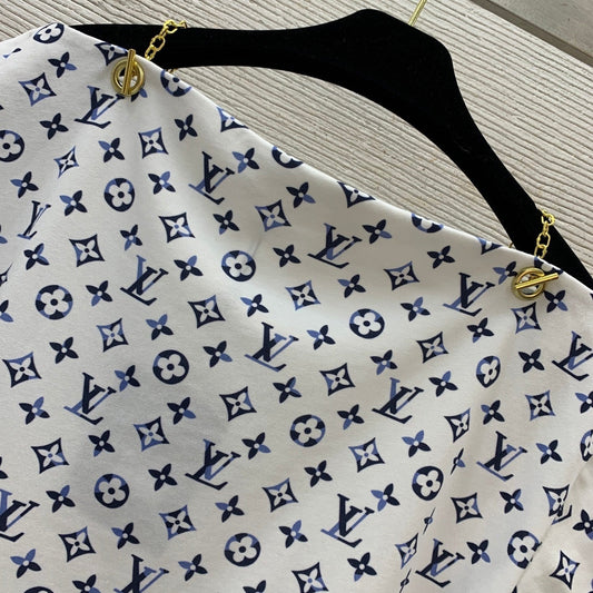 Neuer Stil mit durchgängigem Monogramm-Schriftzugmuster.
