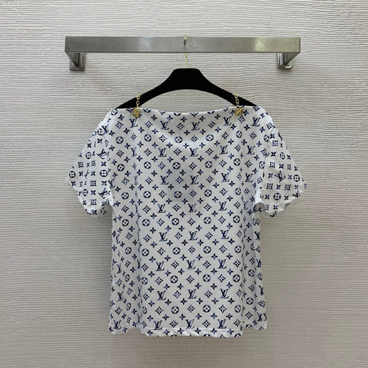 Neuer Stil mit durchgängigem Monogramm-Schriftzugmuster.