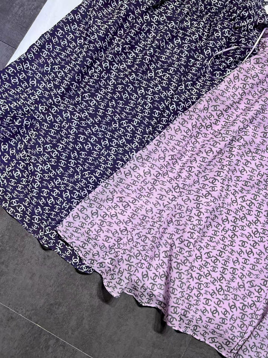 Sommerliches, neues, modisches Blumen-Trägerkleid für den Urlaub