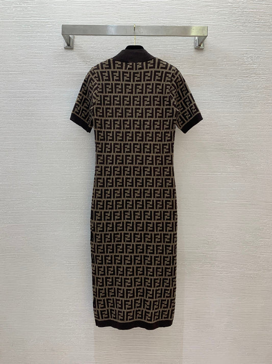 Figurformendes, elastisches Jacquard-Strickkleid mit kurzen Ärmeln