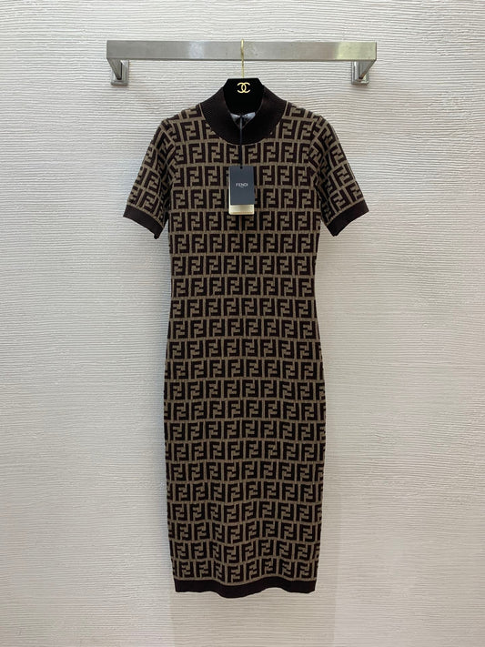 Figurformendes, elastisches Jacquard-Strickkleid mit kurzen Ärmeln