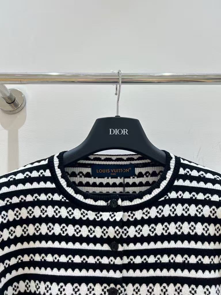 Cropped knit cardigan