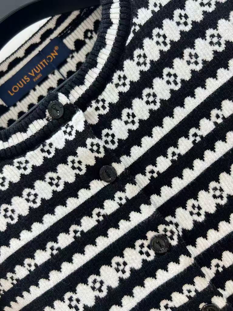 Cropped knit cardigan