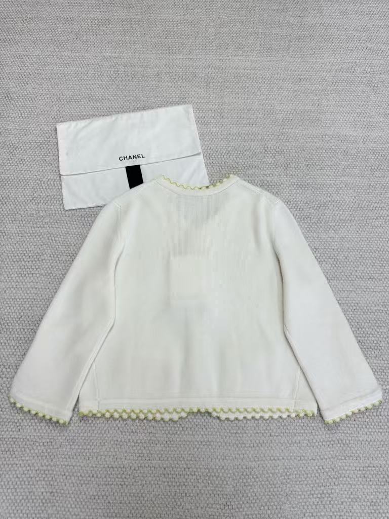 Wavy-edge cashmere cardigan.
