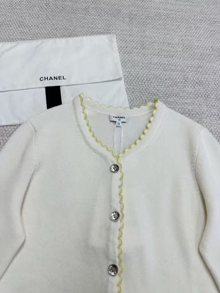 Wavy-edge cashmere cardigan.