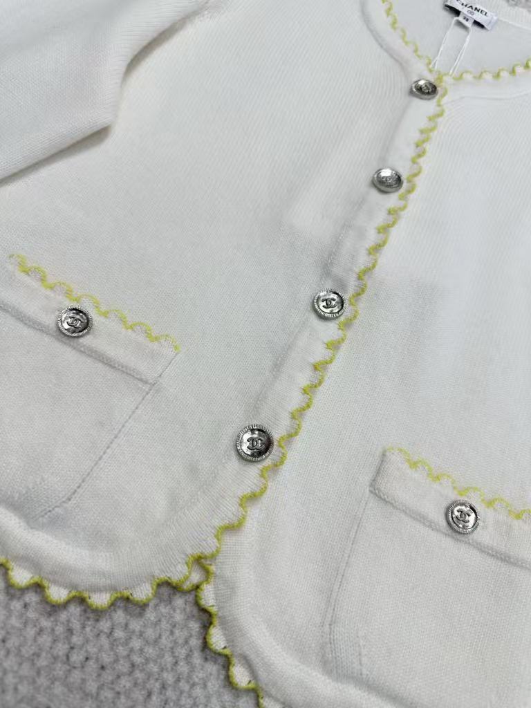 Wavy-edge cashmere cardigan.