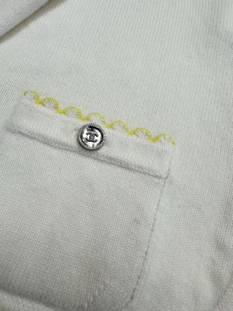 Wavy-edge cashmere cardigan.
