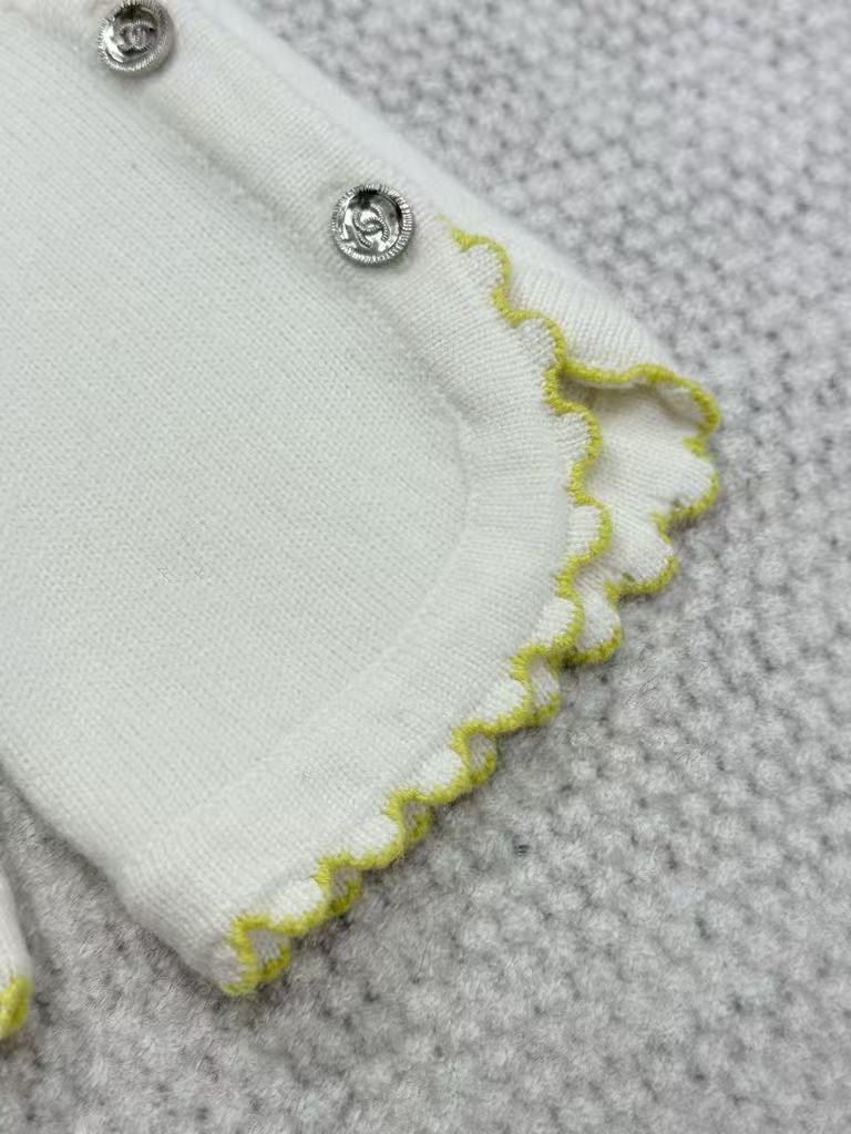 Wavy-edge cashmere cardigan.