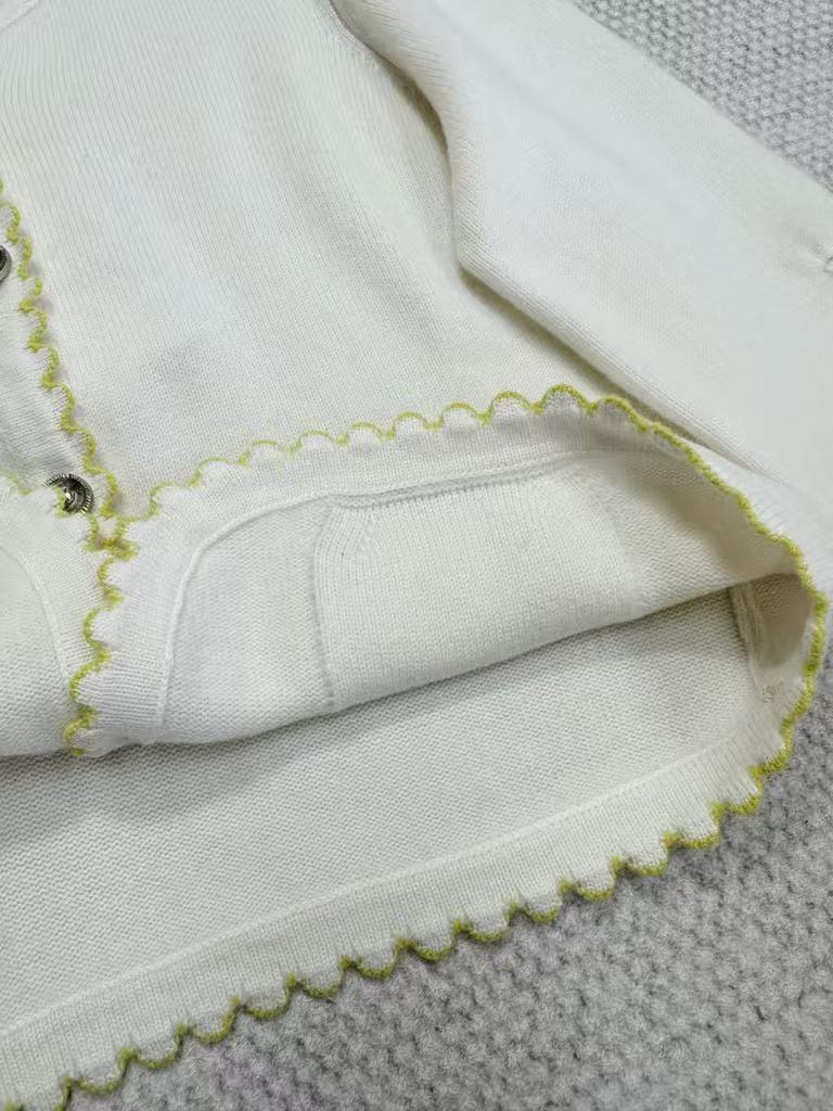 Wavy-edge cashmere cardigan.
