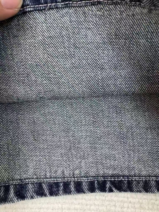 Pantalones vaqueros con estampados originales.