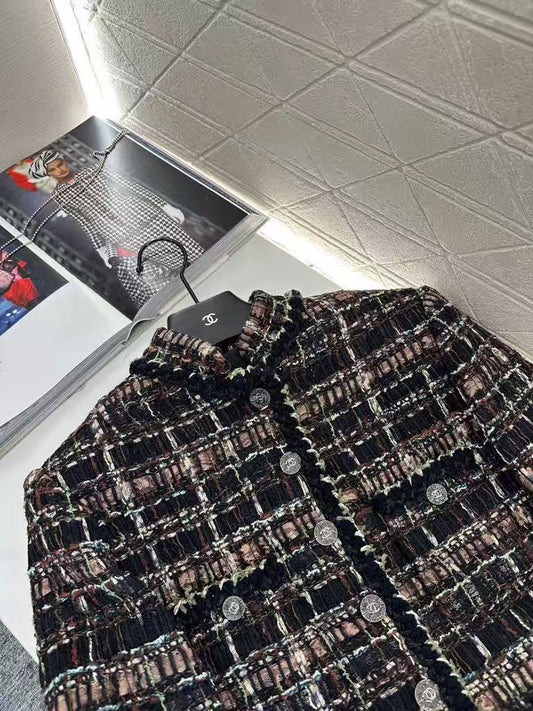 Conjunto de vestido, chaqueta y falda trenzados a cuadros.