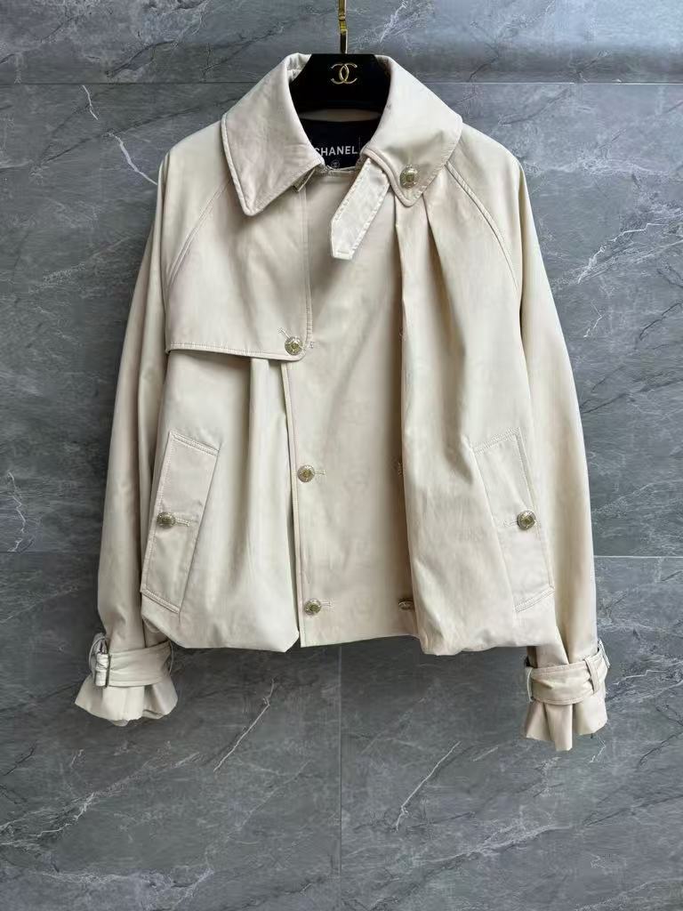 Dark-patterned short trench coat