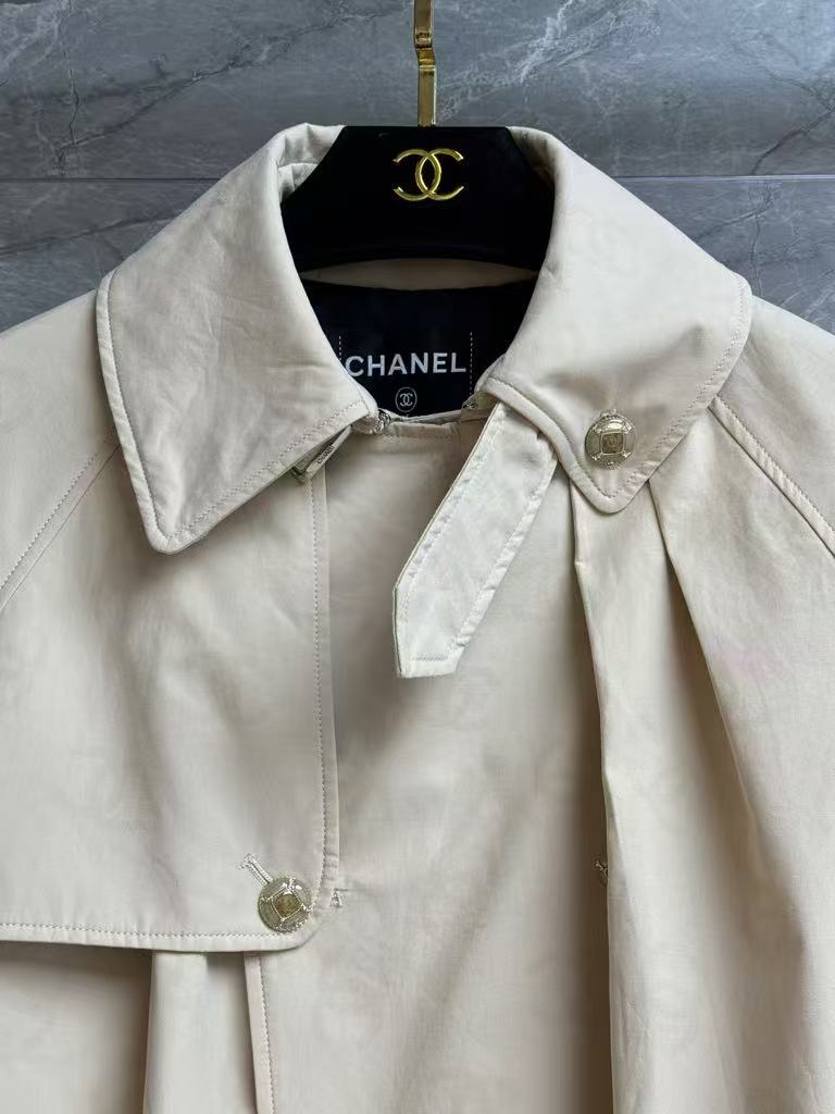 Dark-patterned short trench coat