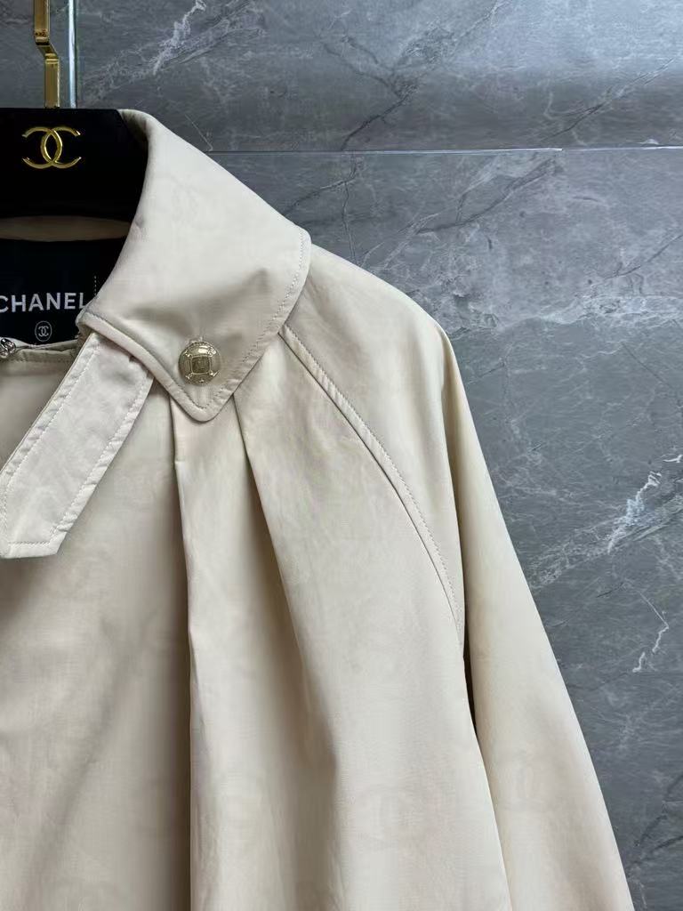 Dark-patterned short trench coat