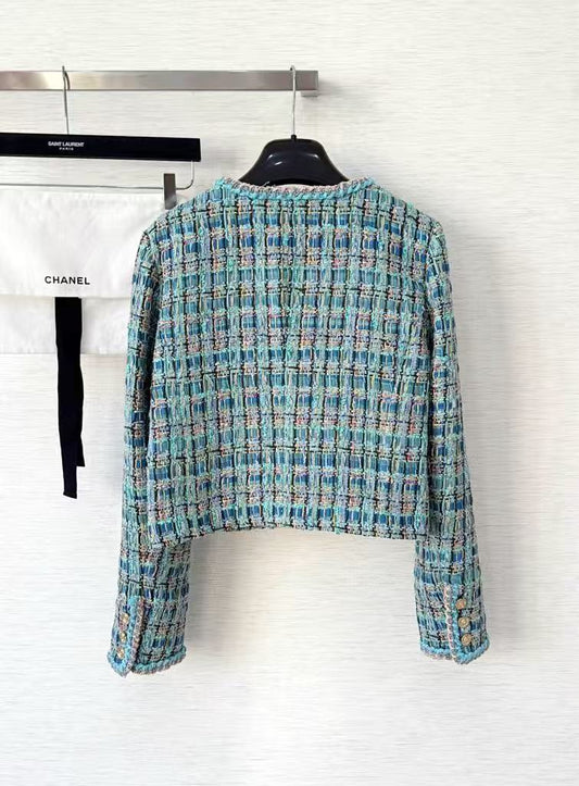 Chaqueta de cuello redondo en tweed azul pavo real de alta costura.