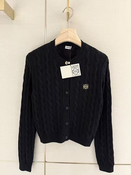 Cardigan mit Zopfmuster und gesticktem Logo