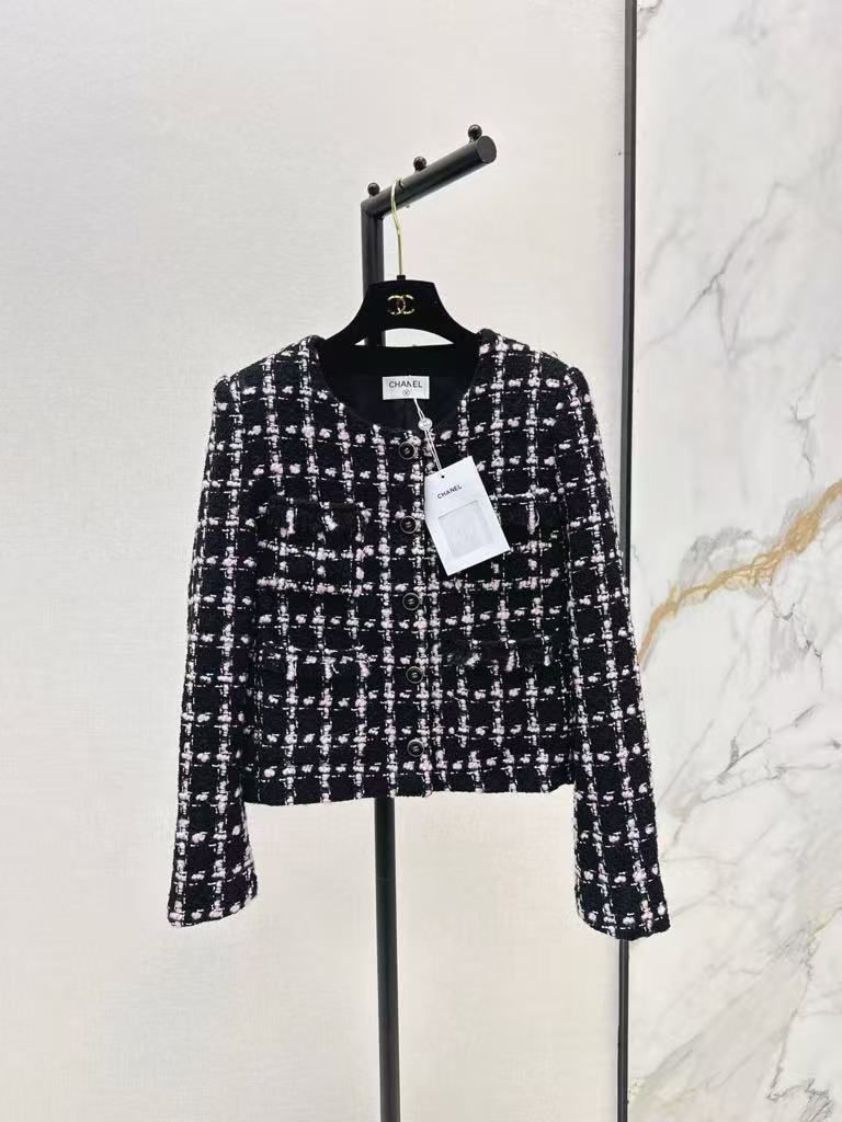 The latest fall/winter style, this heavy-duty, high-quality, woven short coat in a check pattern.