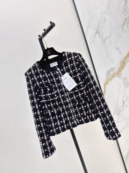 The latest fall/winter style, this heavy-duty, high-quality, woven short coat in a check pattern.