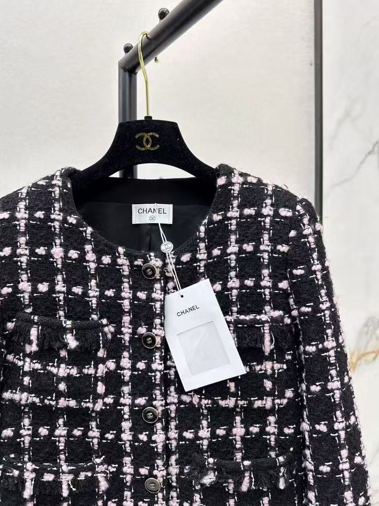 The latest fall/winter style, this heavy-duty, high-quality, woven short coat in a check pattern.