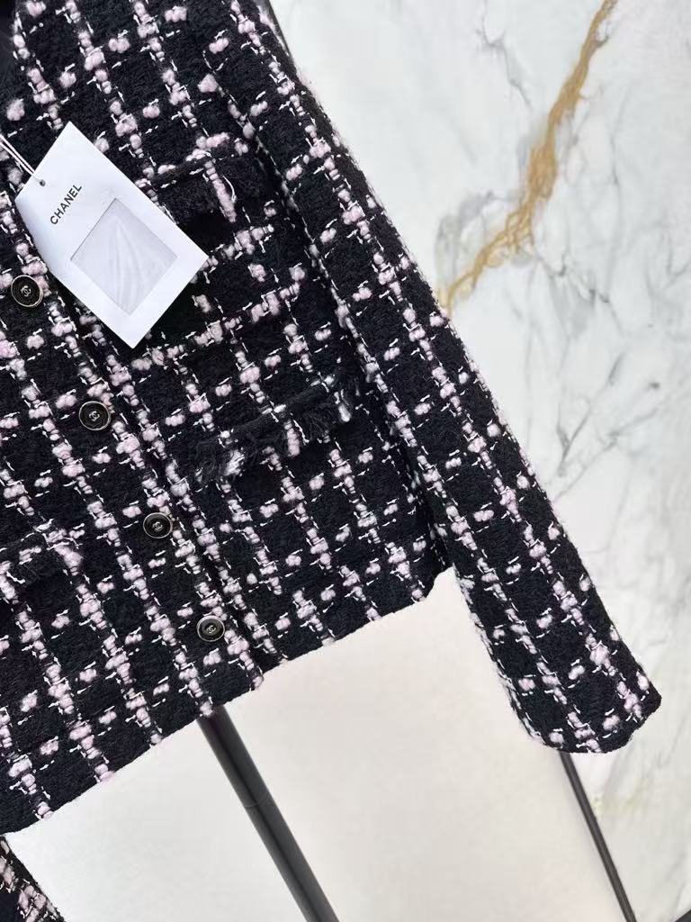 The latest fall/winter style, this heavy-duty, high-quality, woven short coat in a check pattern.
