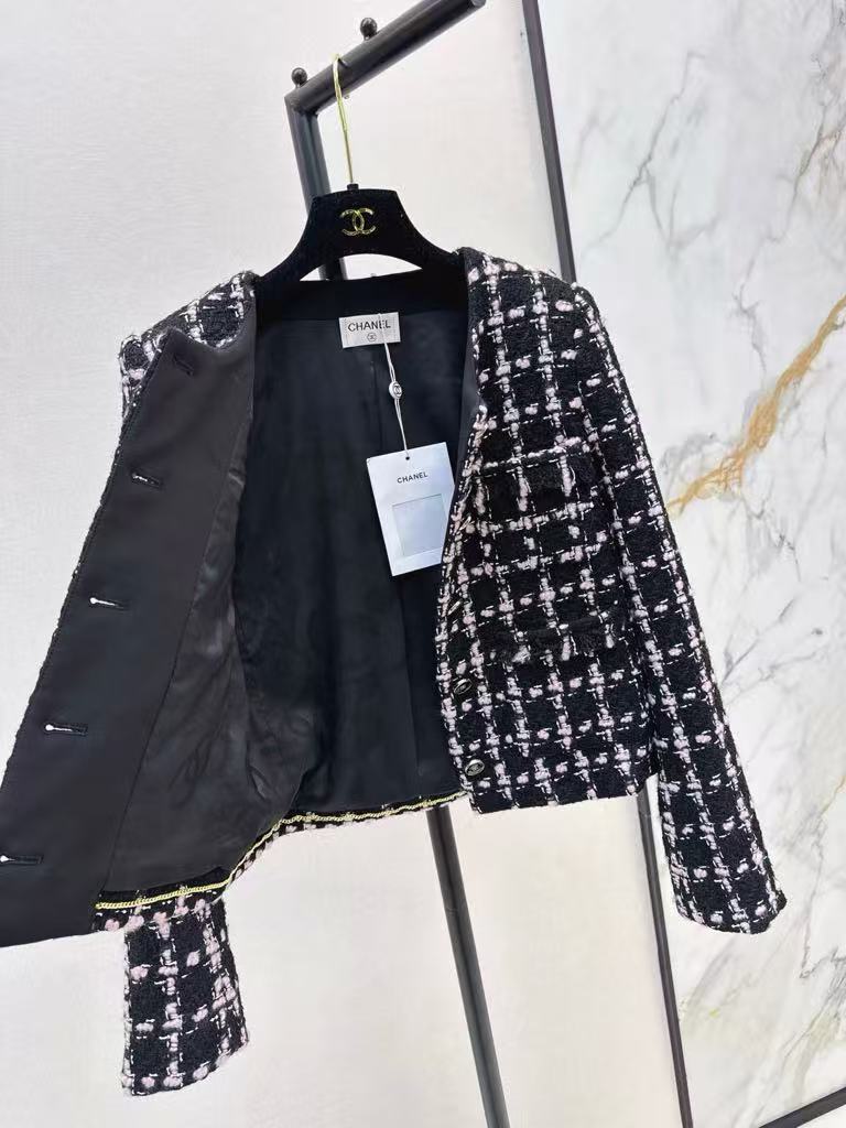 The latest fall/winter style, this heavy-duty, high-quality, woven short coat in a check pattern.