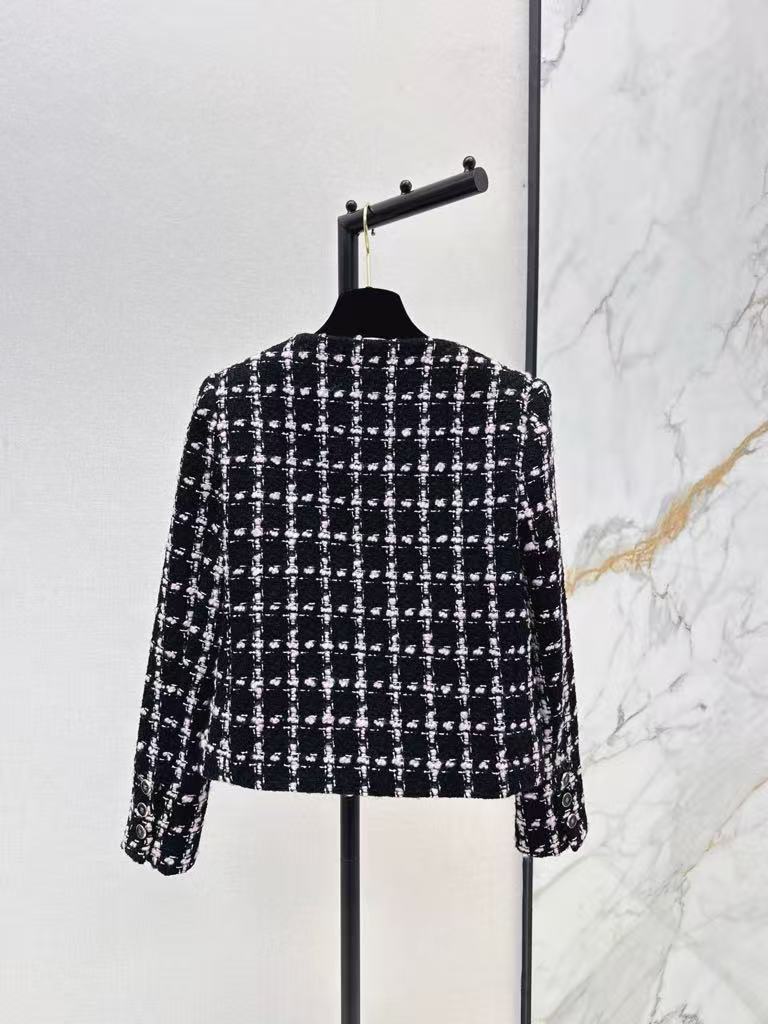The latest fall/winter style, this heavy-duty, high-quality, woven short coat in a check pattern.